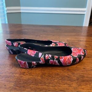 Crocs red floral black slingback flats size 4
